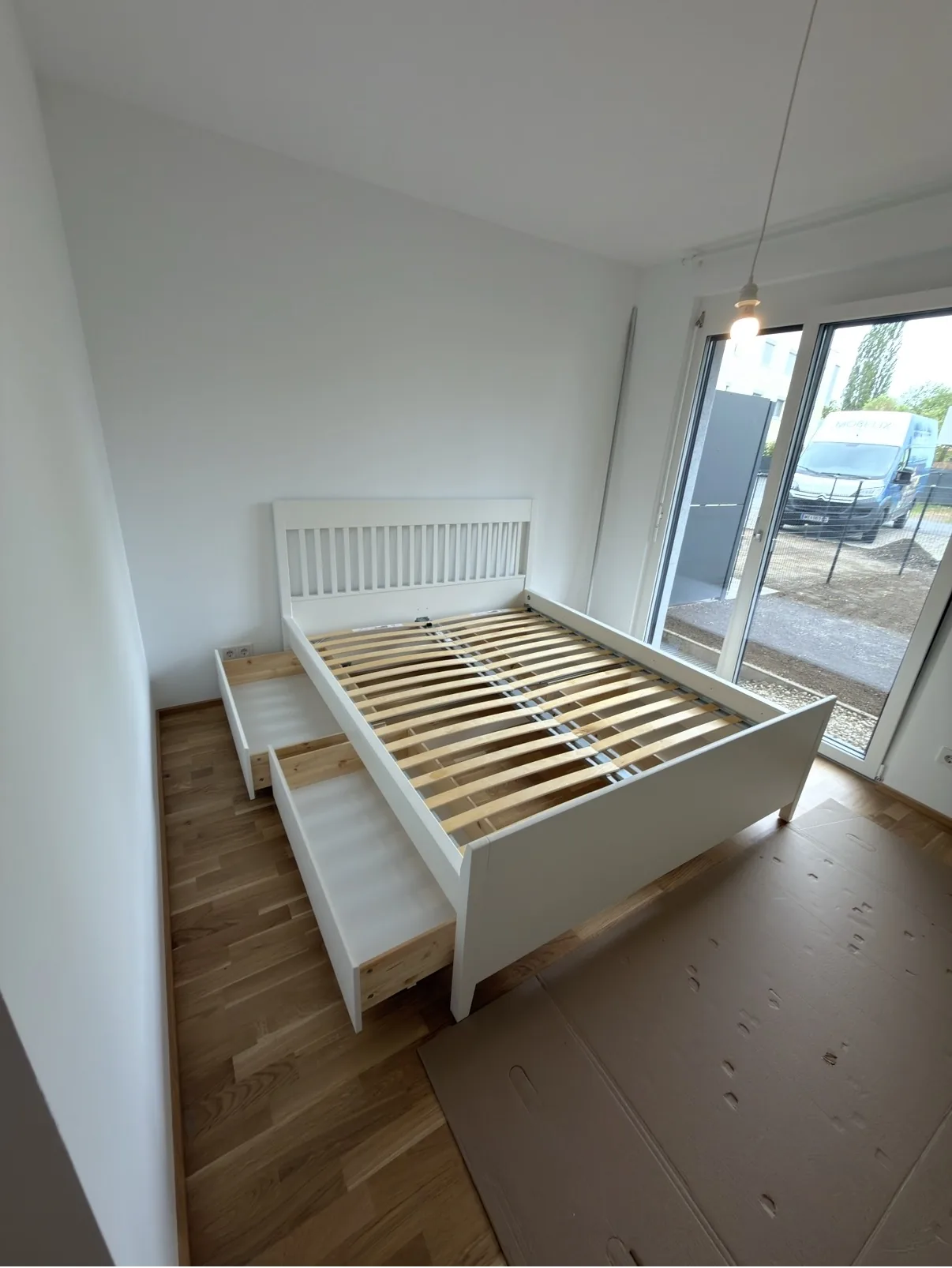 Fertig montiertes Bett mit Schubladen und Lattenrost