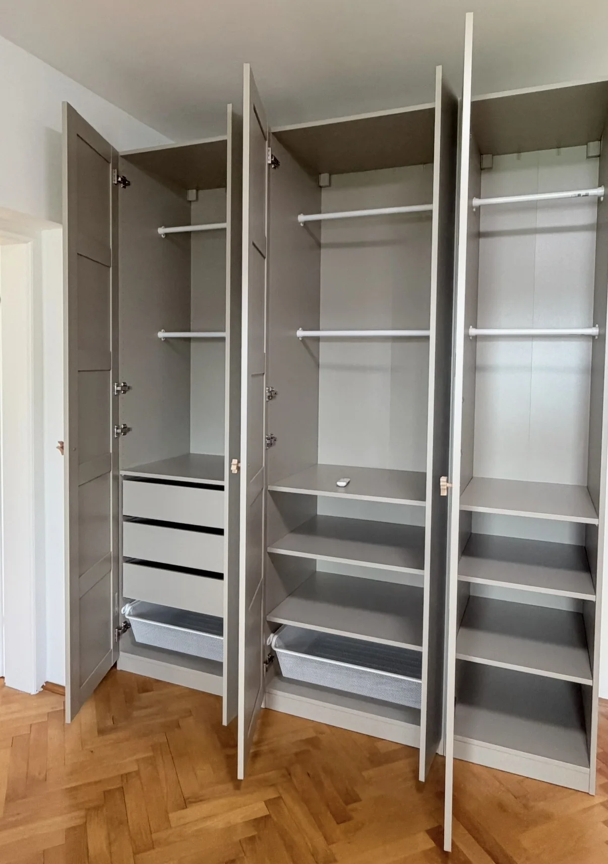 Echter IKEA Kleiderschrank mit montierter Innenausstattung