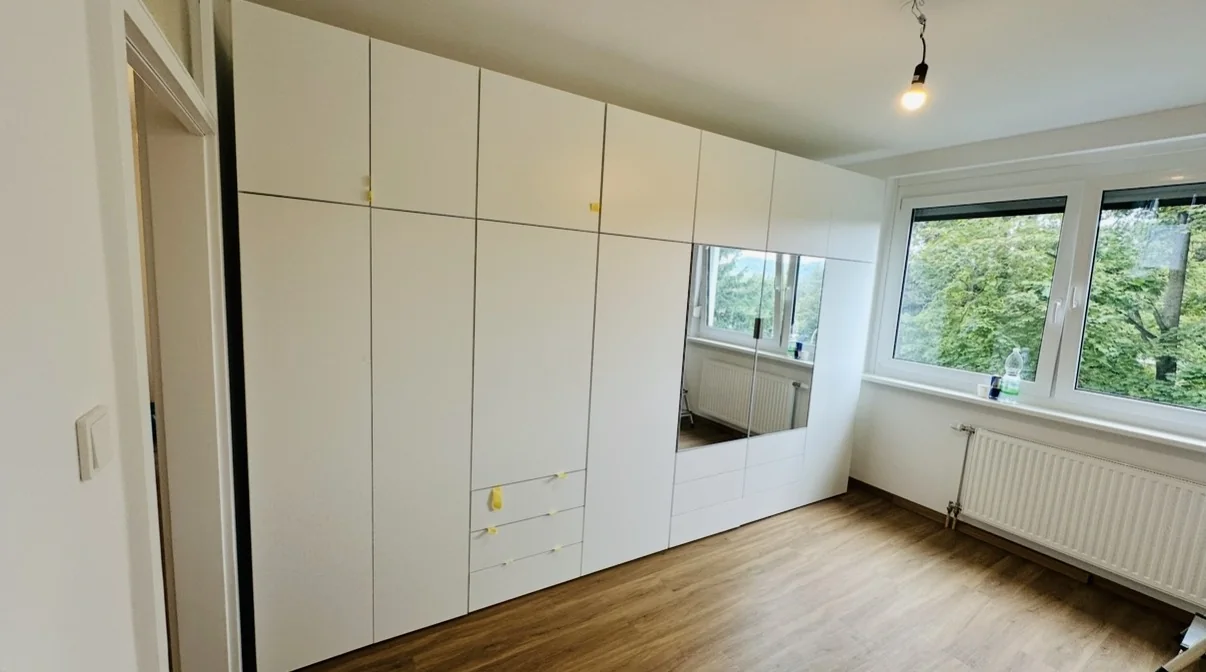 Große fertig montierte IKEA Schrankwand