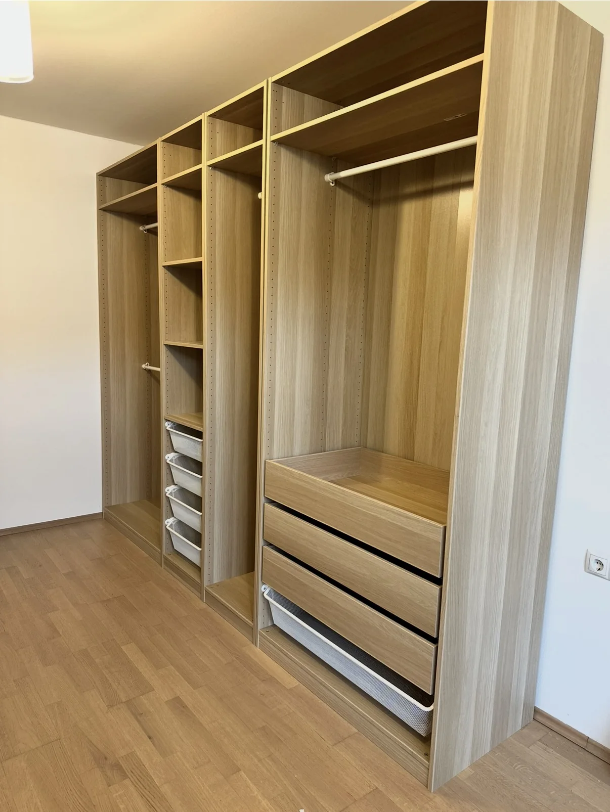 IKEA Kleiderschrank in Holzoptik mit Innenausstattung