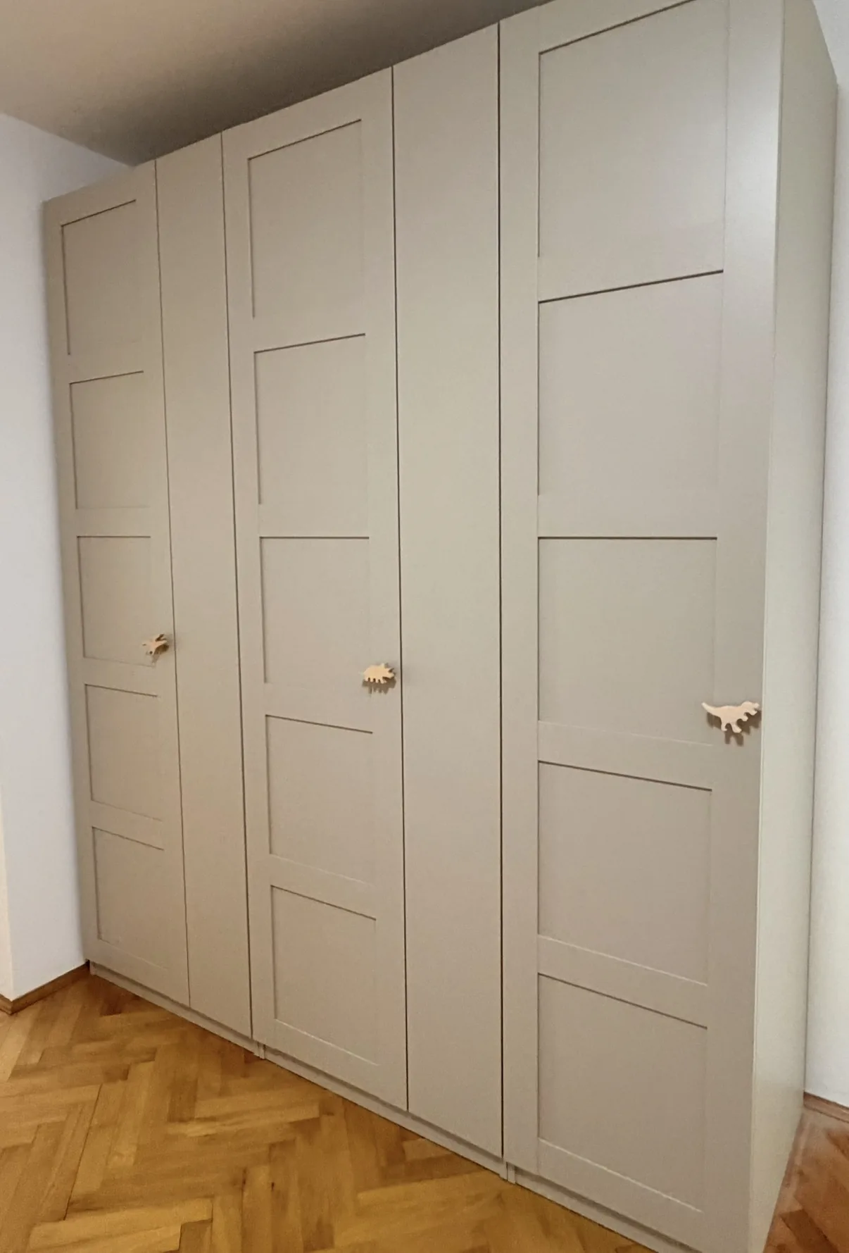 Fertig montierter grauer Kleiderschrank