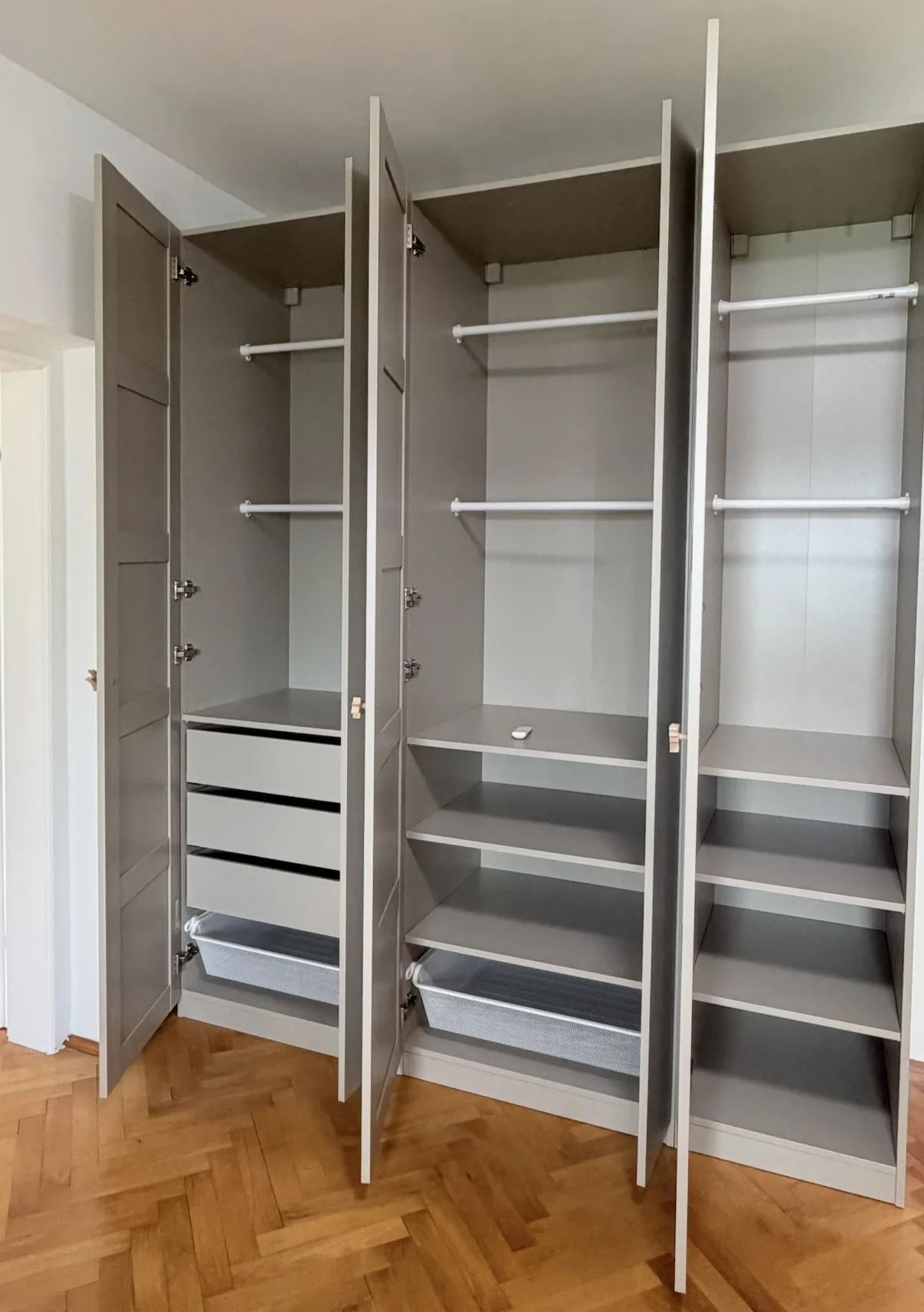 Kleiderschrank mit Innenausstattung, Regalen und Schubladen
