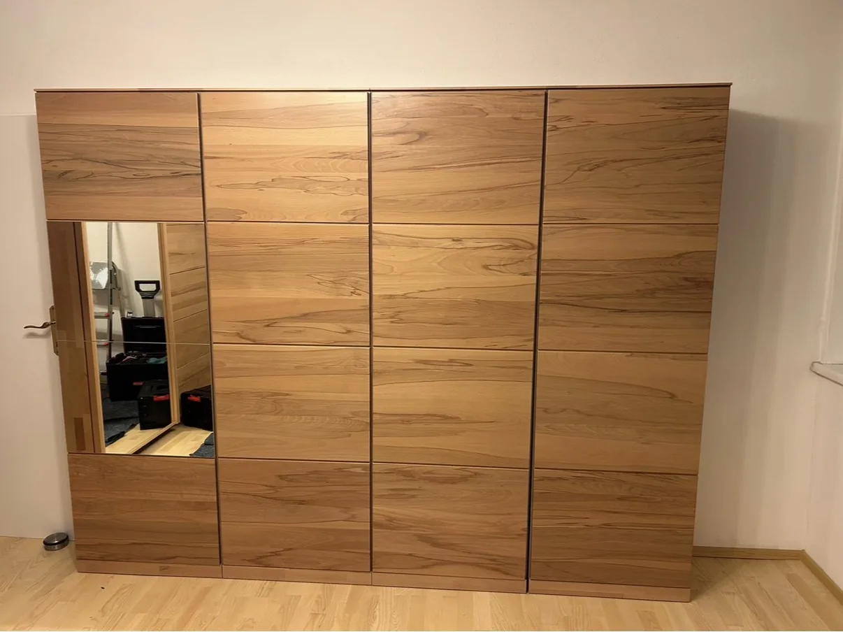 Fertig montierter Kleiderschrank in Holzdekor mit Spiegelfront