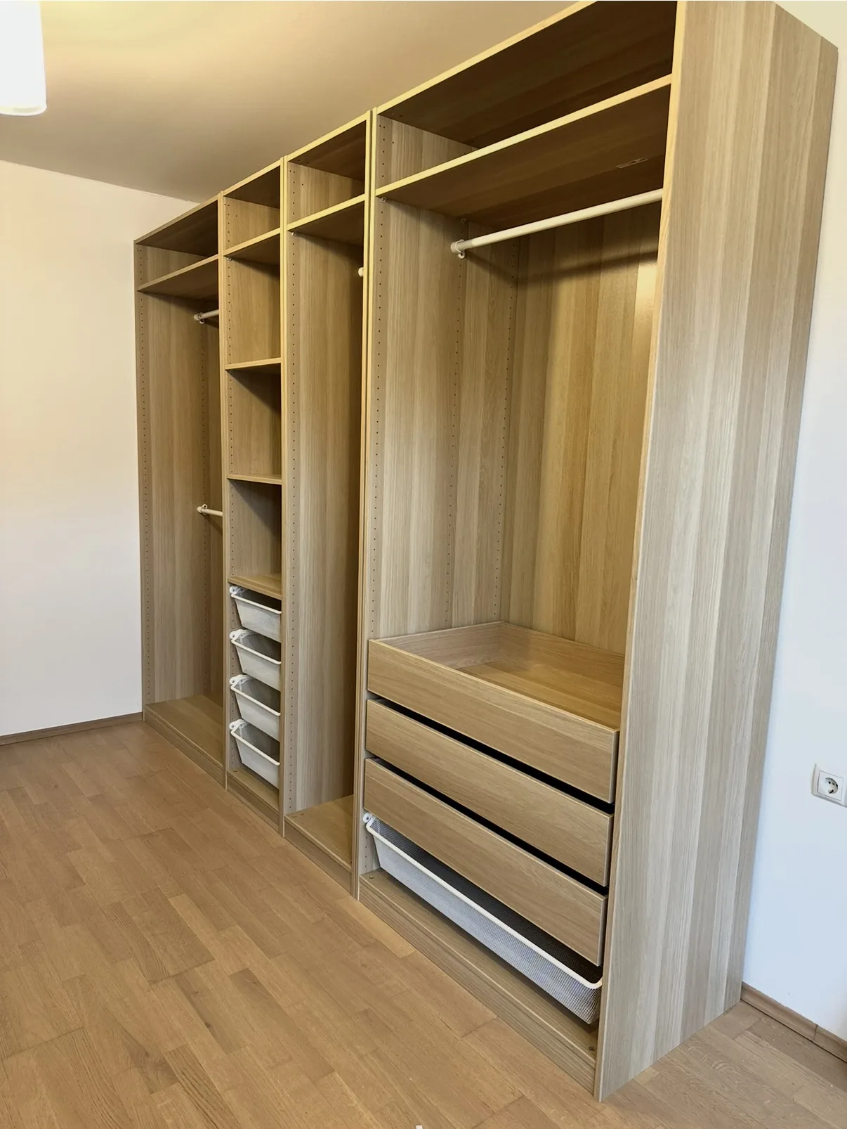 Kleiderschrank in Holzdekor mit Innenausstattung
