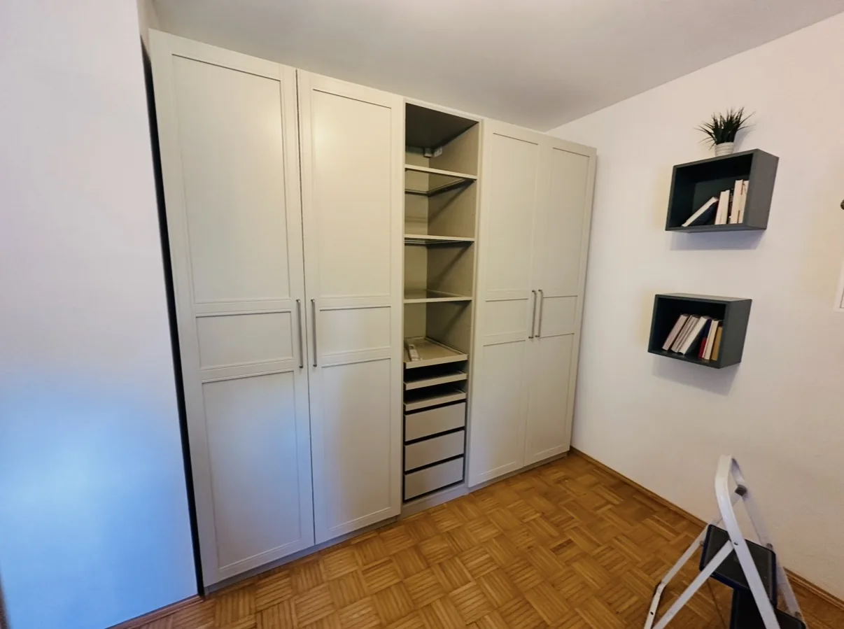 Fertig montierter weißer Kleiderschrank