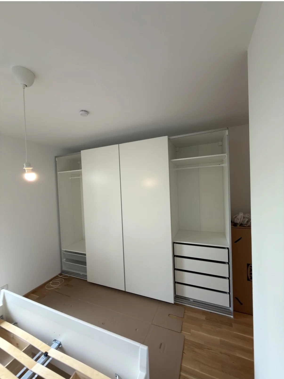 Weiße Schrankanlage während der Möbelmontage