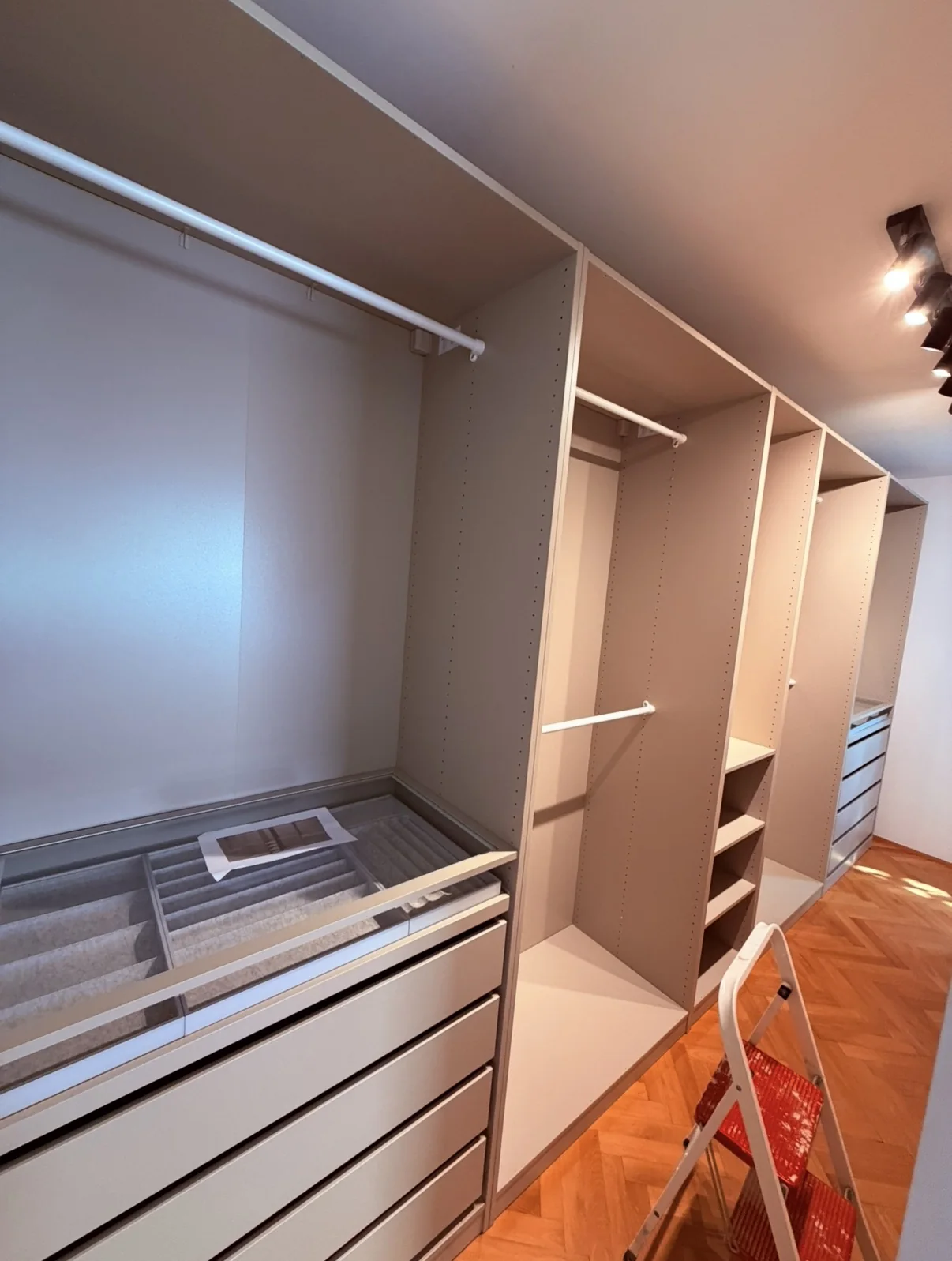 IKEA PAX Kleiderschrank während der Montage
