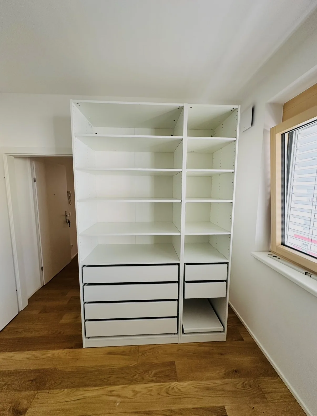Schrankelemente mit Regalen und Schubladen